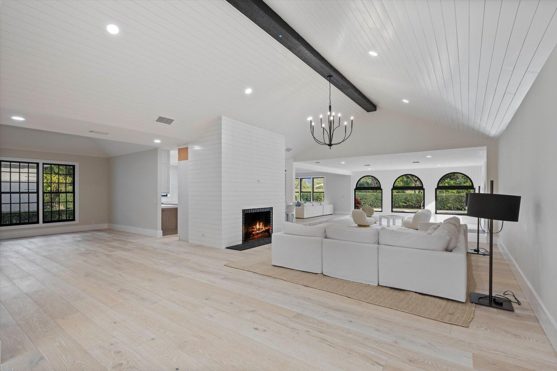 JUPITER HILLS VILLAGE - Residential