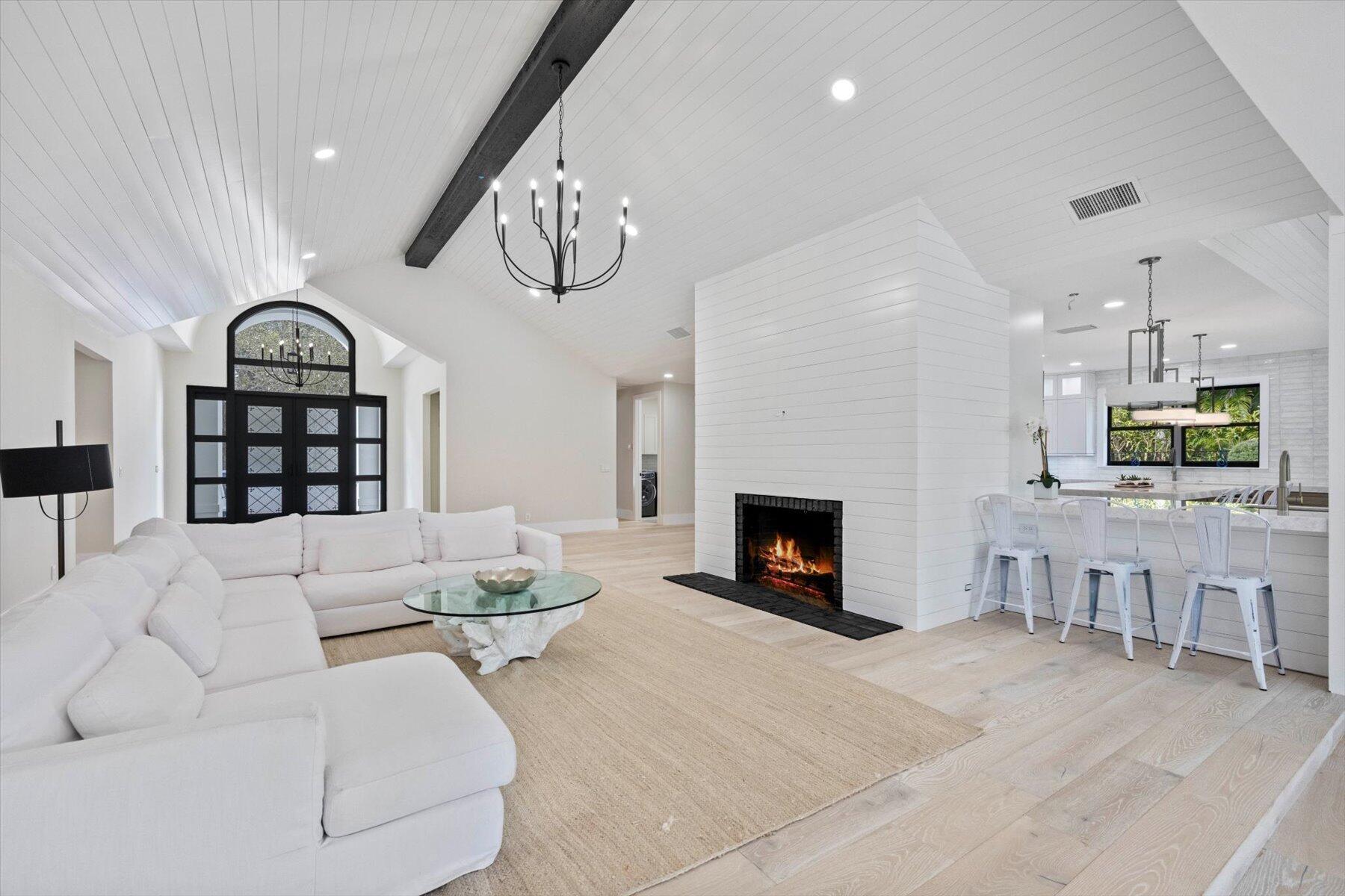 JUPITER HILLS VILLAGE - Residential