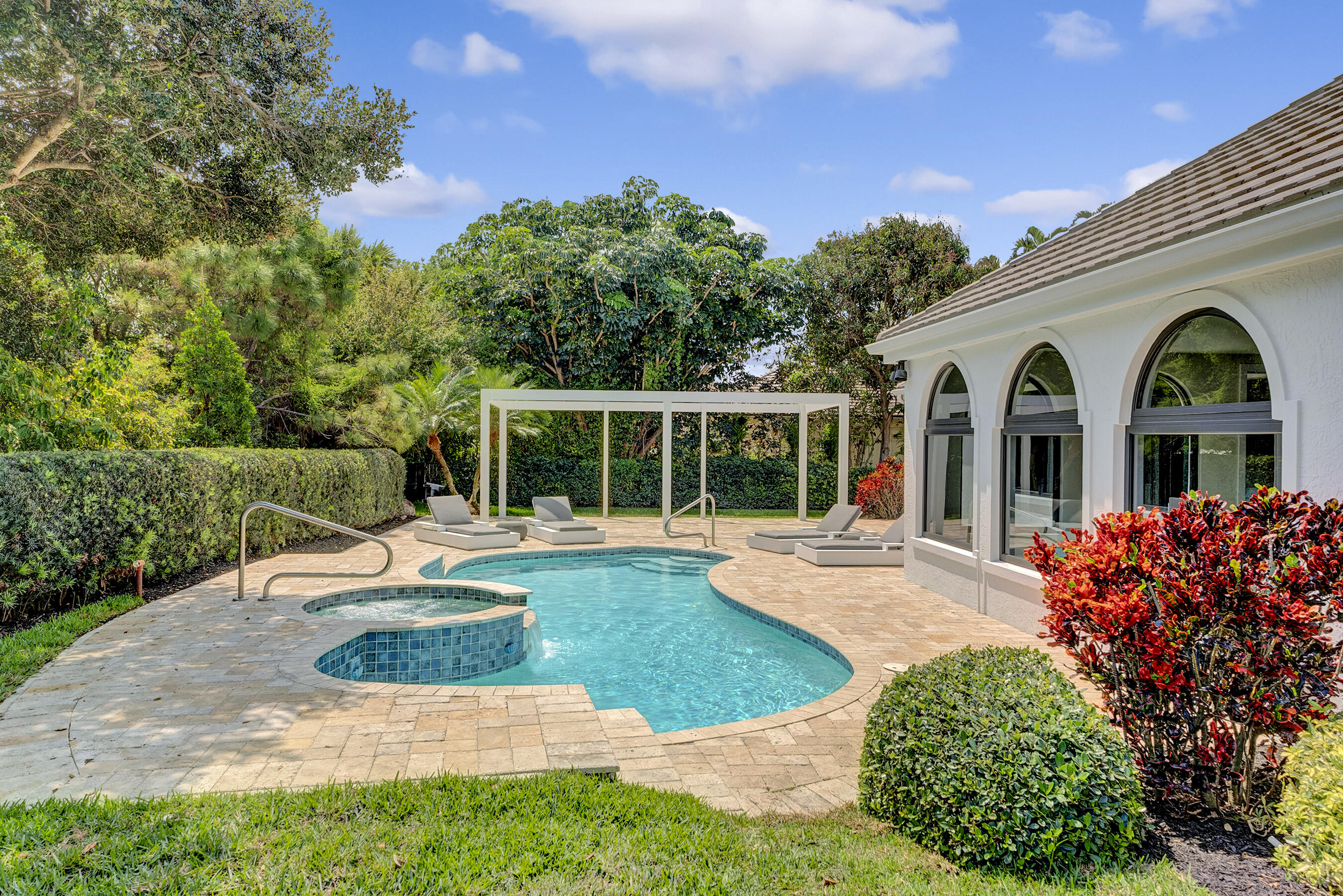 JUPITER HILLS VILLAGE - Residential