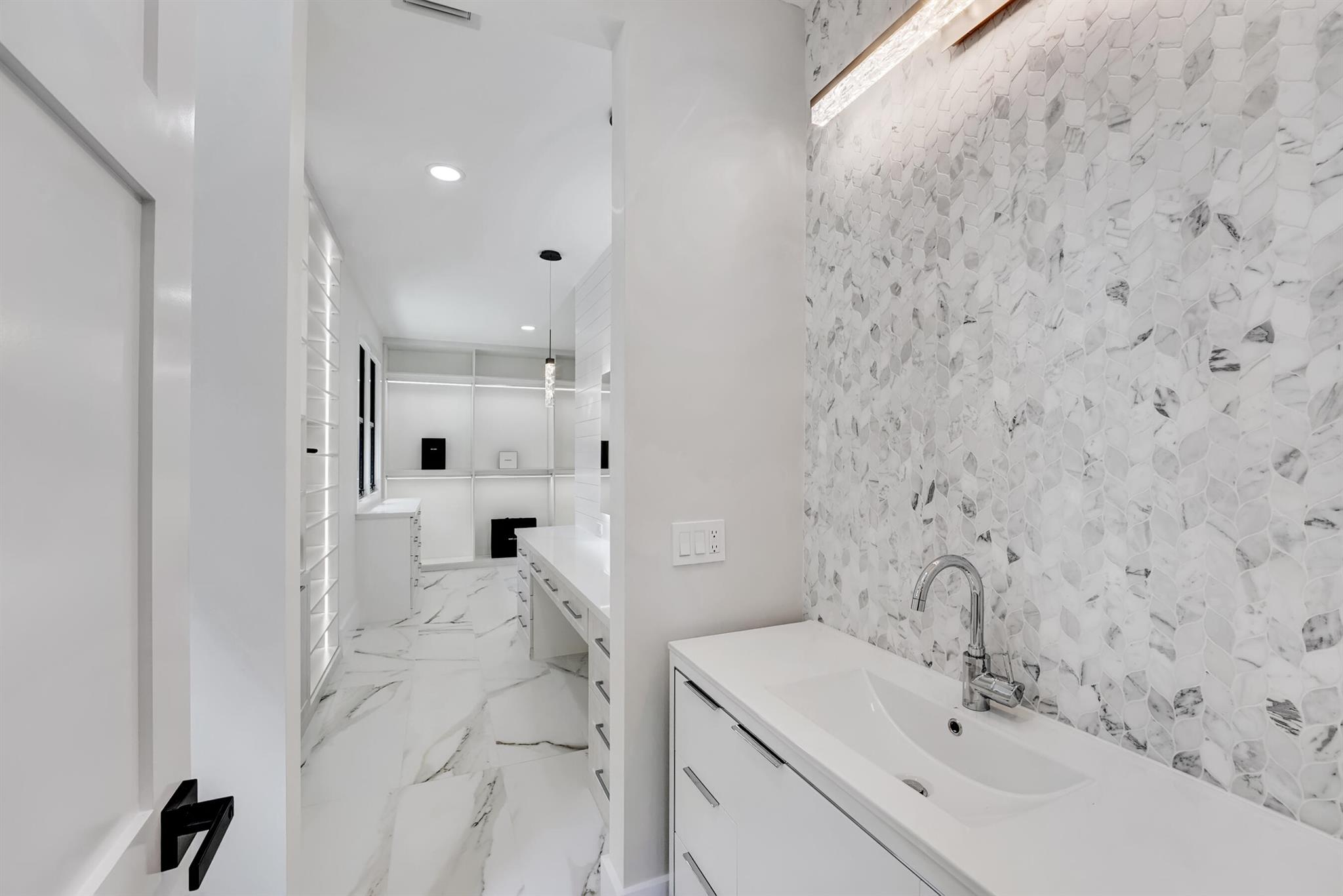 JUPITER HILLS VILLAGE - Residential