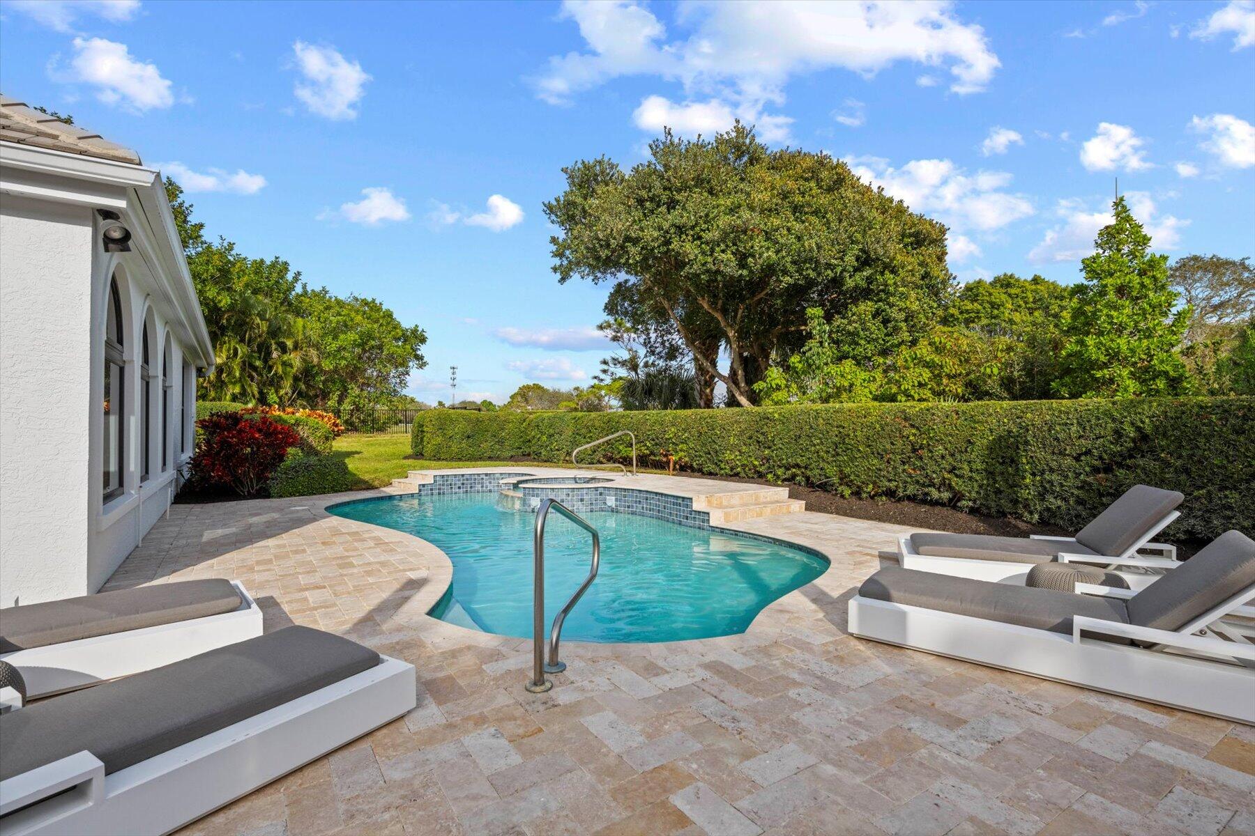 JUPITER HILLS VILLAGE - Residential