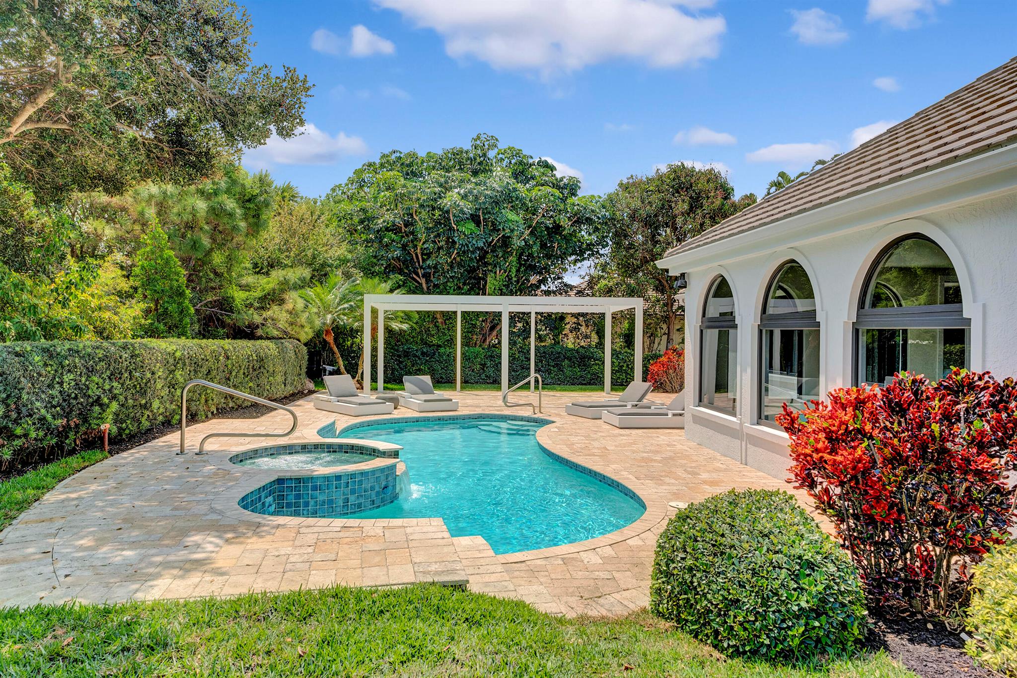 JUPITER HILLS VILLAGE - Residential