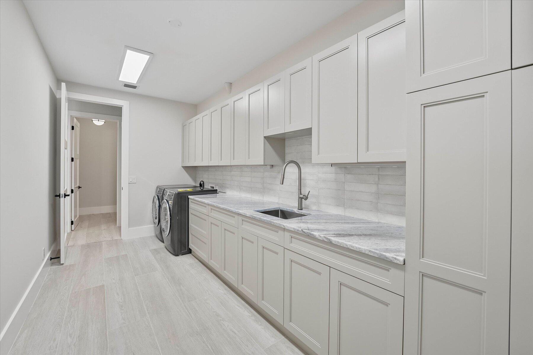 JUPITER HILLS VILLAGE - Residential