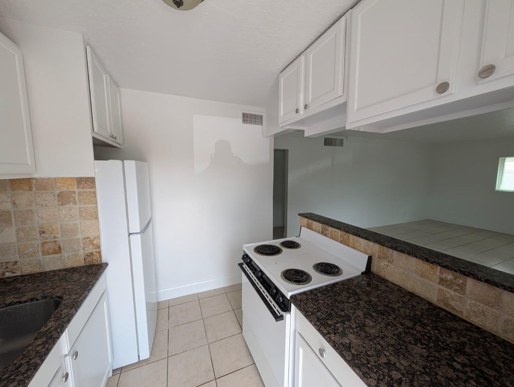Photo of 817 LIGHTHOUSE Drive #B, North Palm Beach, FL 33408 (MLS # B26066018)