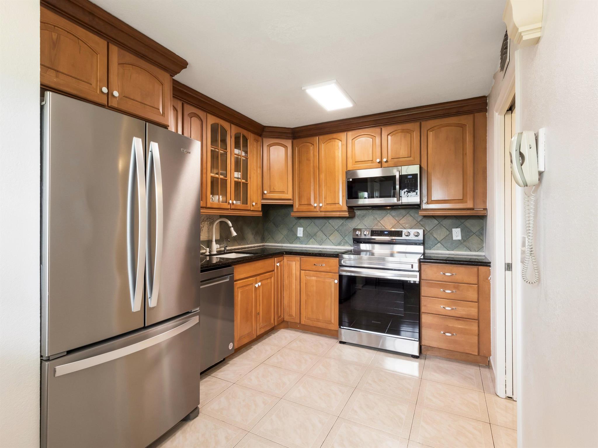 4030 W Palm Aire Drive 506, Pompano Beach, FL, 33069/$279,000 4 4030 W Palm Aire Drive 506