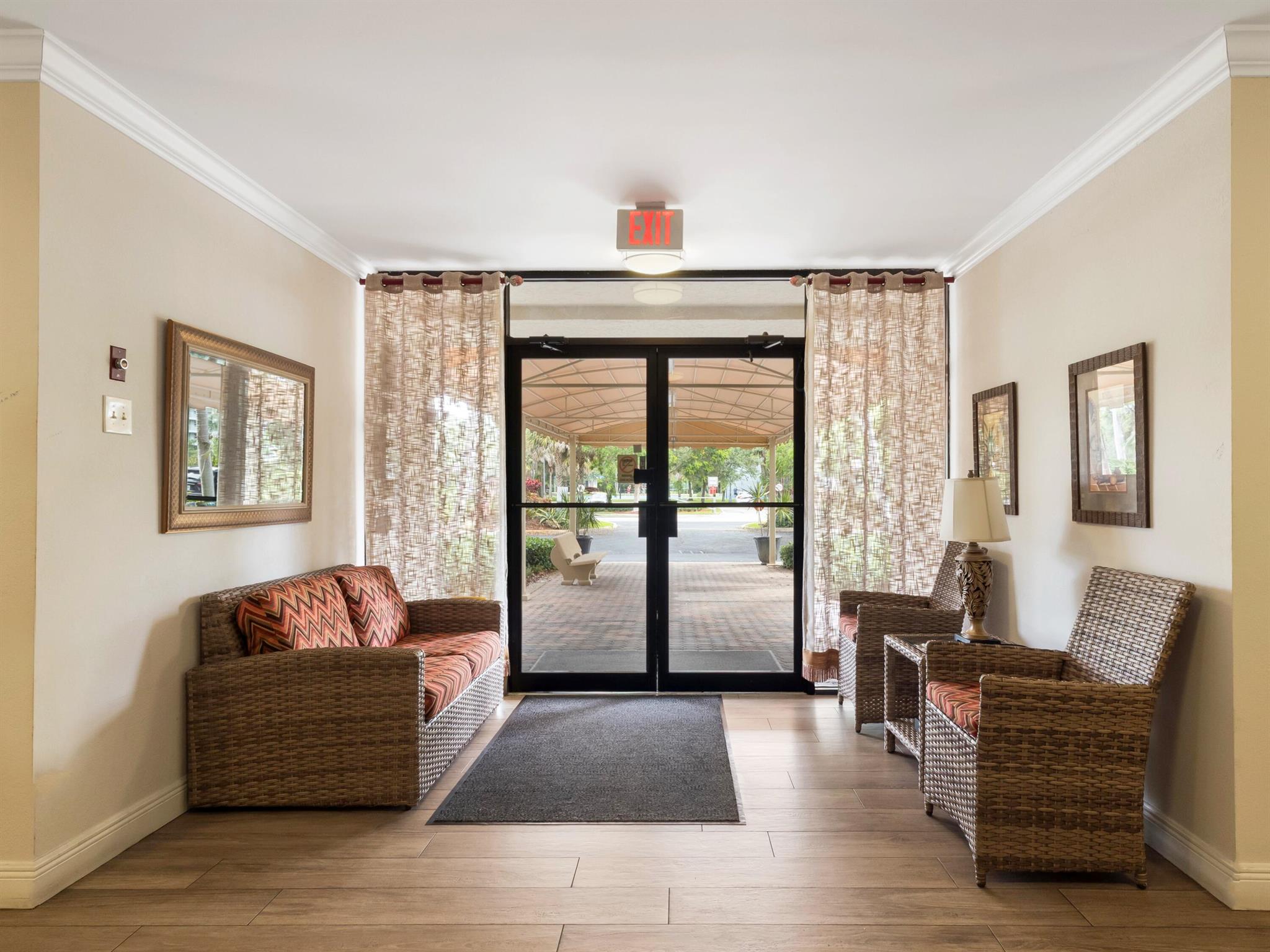 4030 W Palm Aire Drive 506, Pompano Beach, FL, 33069/$279,000 2 4030 W Palm Aire Drive 506