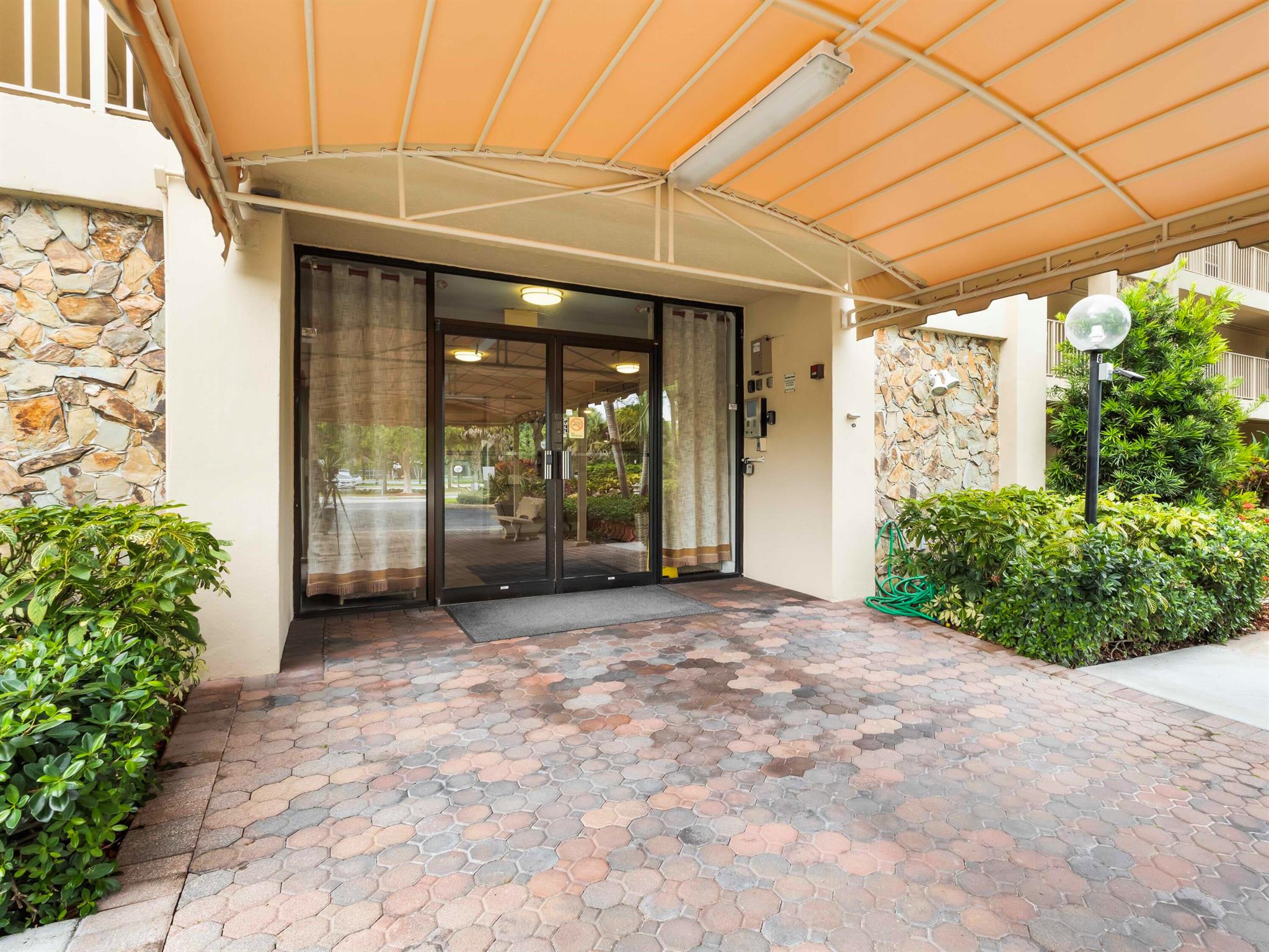 4030 W Palm Aire Drive 506, Pompano Beach, FL, 33069/$279,000 1 4030 W Palm Aire Drive 506