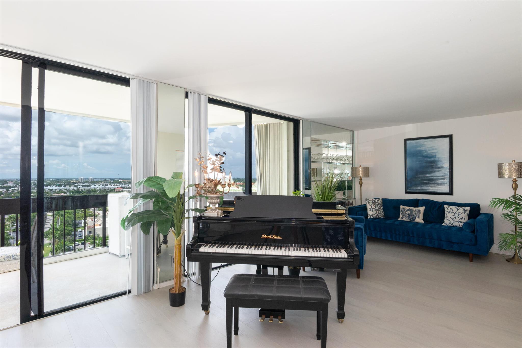 2000 Presidential Way 1606, West Palm Beach, FL, 33401/$279,000 3 2000 Presidential Way 1606