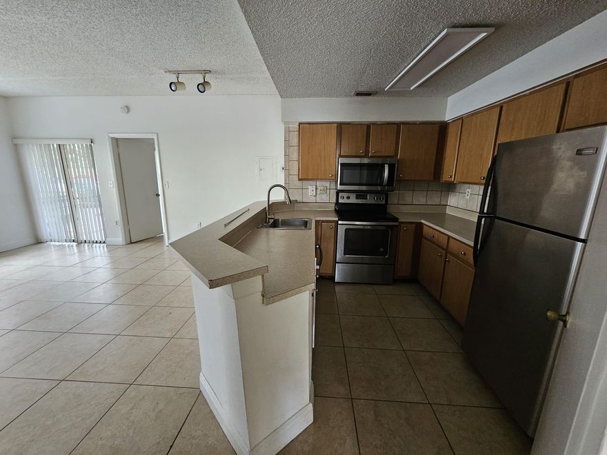 Beautiful two bedroom two bathroom, spacious apartment, first floor, stainless steel appliances, tile floors, washer and dryer inside unit. Close to shopping malls and major highways. Great community, pool gym and tennis court. Quick approval