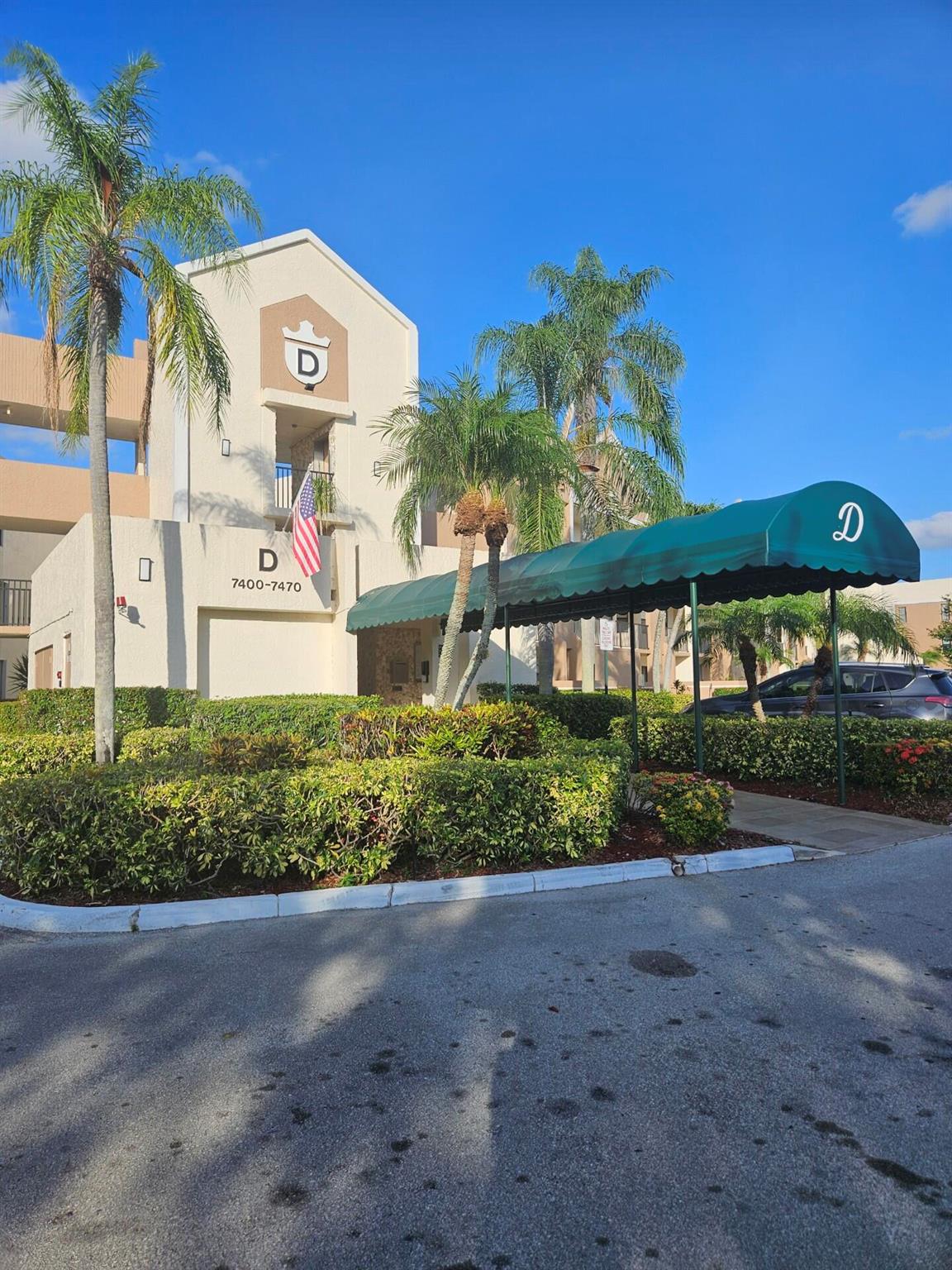 A beautiful, sunny unit on the lake. Very serene and lovely. Needs some updating but a quality unit. Spacious and airy. Laid out well. The elevator and roof are new. The washer, refrigerator and AC are new. This is an estate sale. Priced to sell!