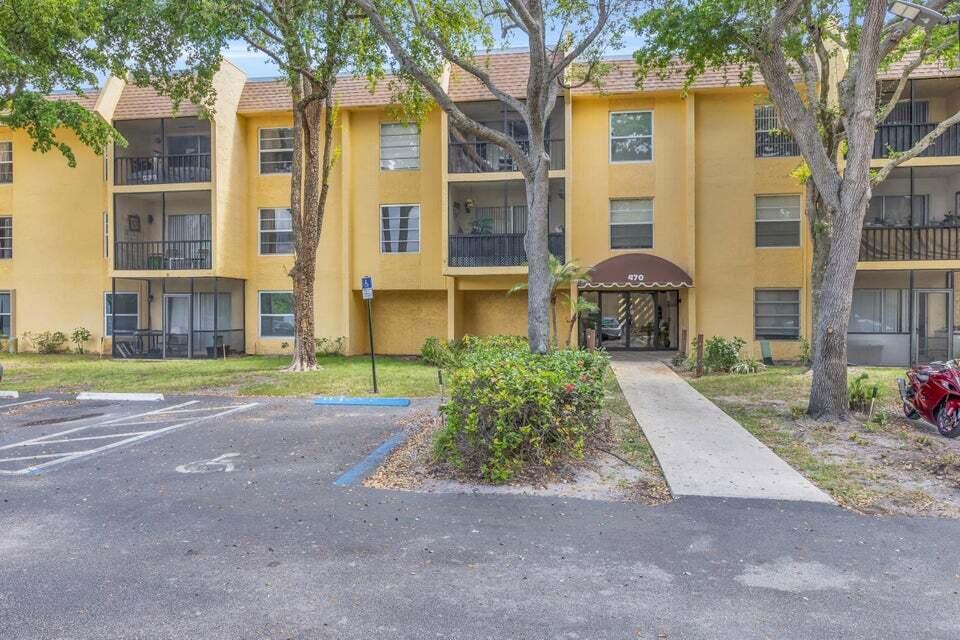 This unit is close to FAU. It needs updating.Location, location, location. Good investment property.