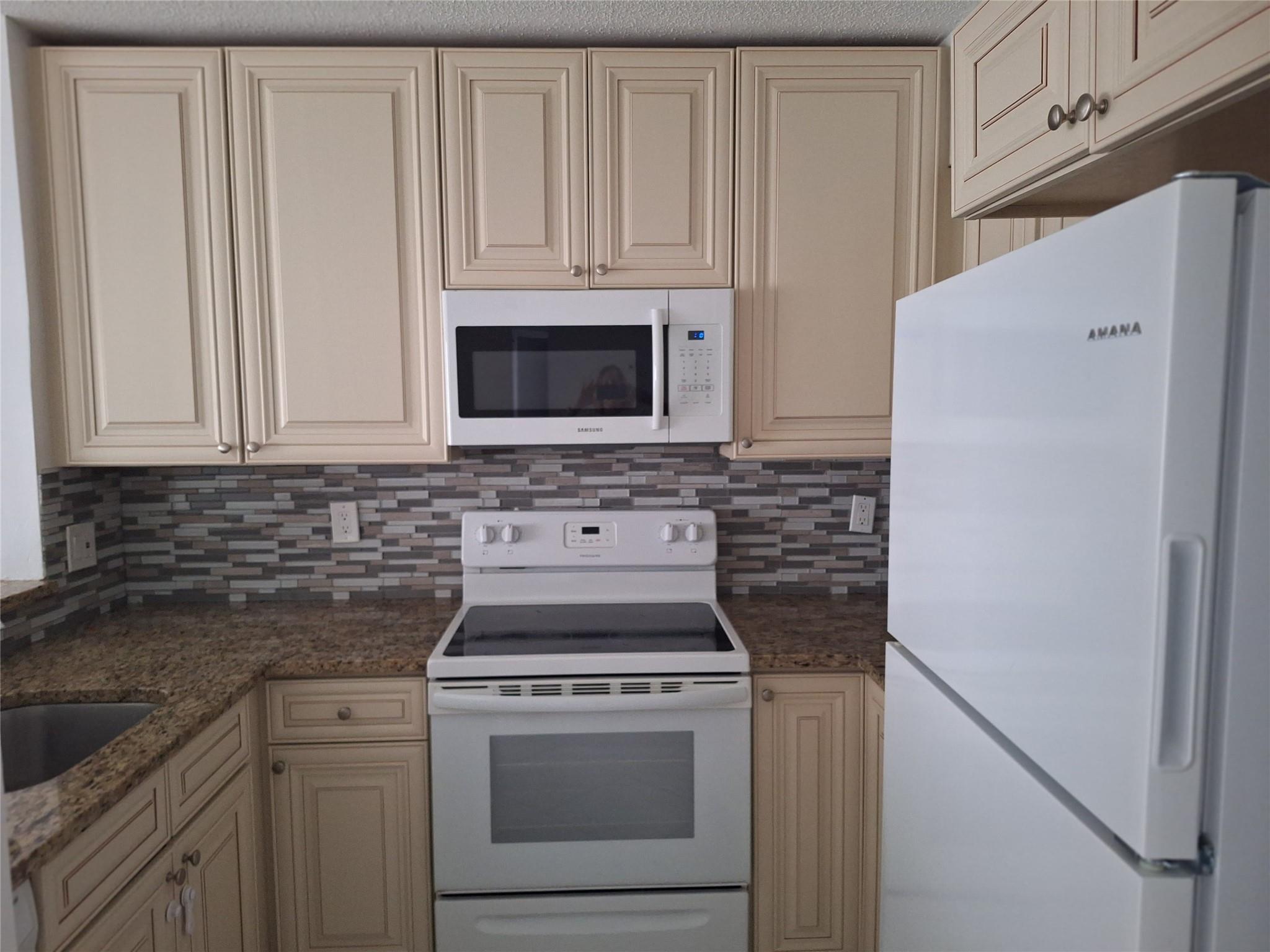 Desirable Condo, first floor 2 bedroom, 2 bathroom. Great location, 10m drive to the beautiful Deerfield beach. Offers storm shutters, updated kitchen, granite kitchen counters, solid wood cabinets, tiled flooring throughout, and a split floor plan, walking close, washer & dryer. Close to shopping, schools, restaurants and easy access to all major Highways. Fast approval.