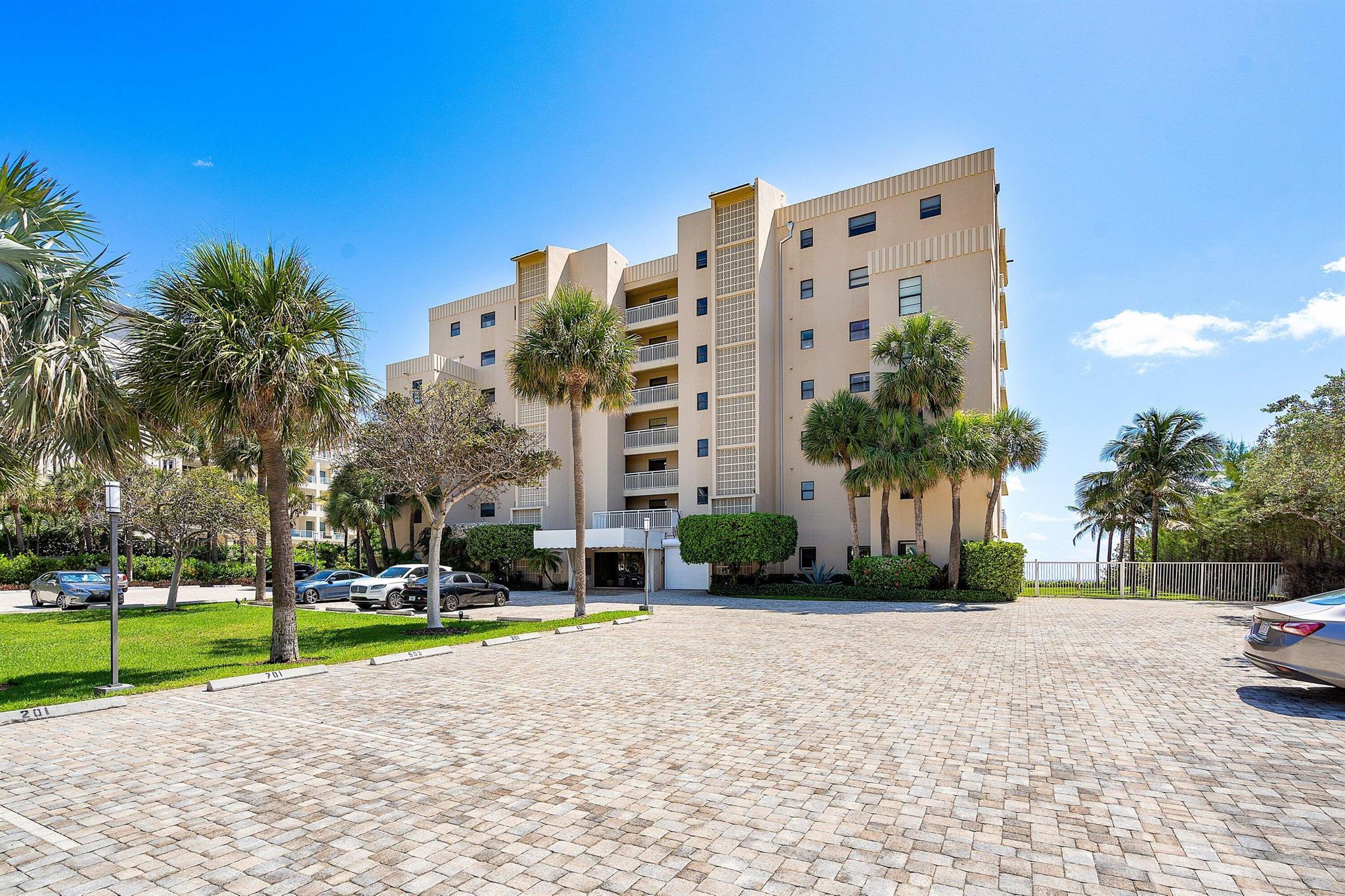 Expansive ocean views greet you upon entrance to this lovely oceanfront rental condo in Gulf Stream. Immaculately clean 2BD/2BA ready immediately for seasonal or annual rental.  Building boasts a recently renovated club room, oversized pool deck  area with fire pit as well as beach BBQ pavilion area. Ready to go & easy to show!!!