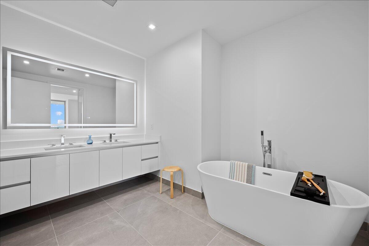 NAUTILUS 220 CONDOMINIUM - Residential