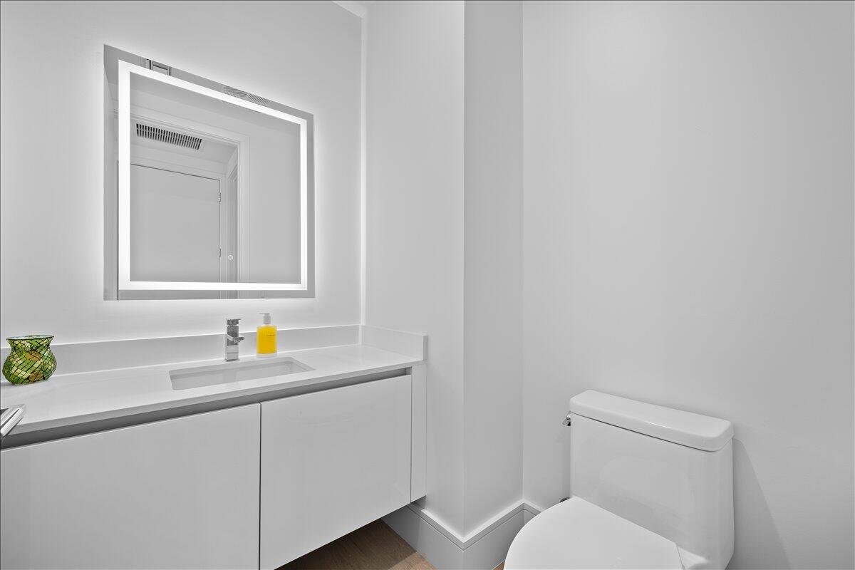 NAUTILUS 220 CONDOMINIUM - Residential