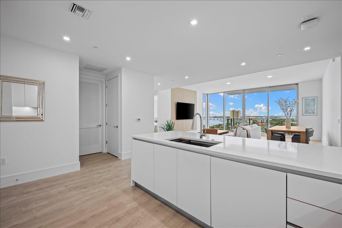 220 Lake Shore Drive 1207
