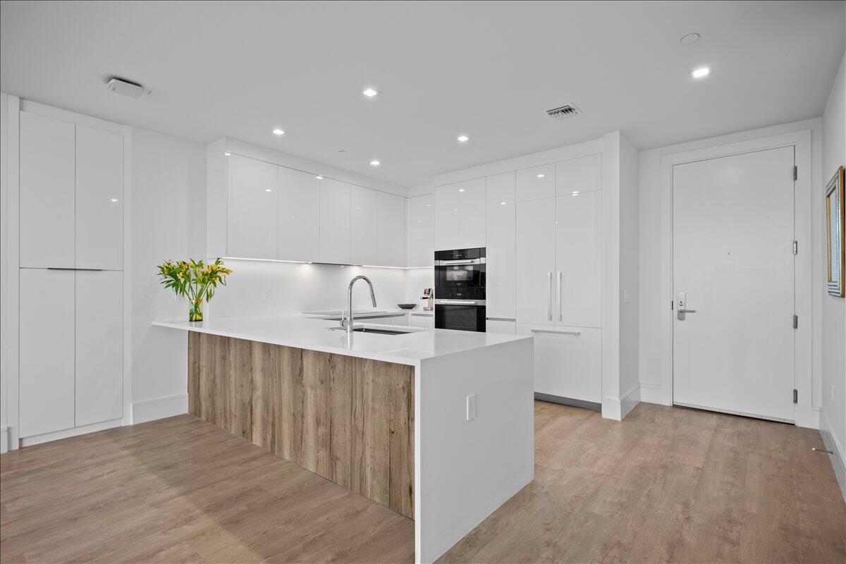NAUTILUS 220 CONDOMINIUM - Residential
