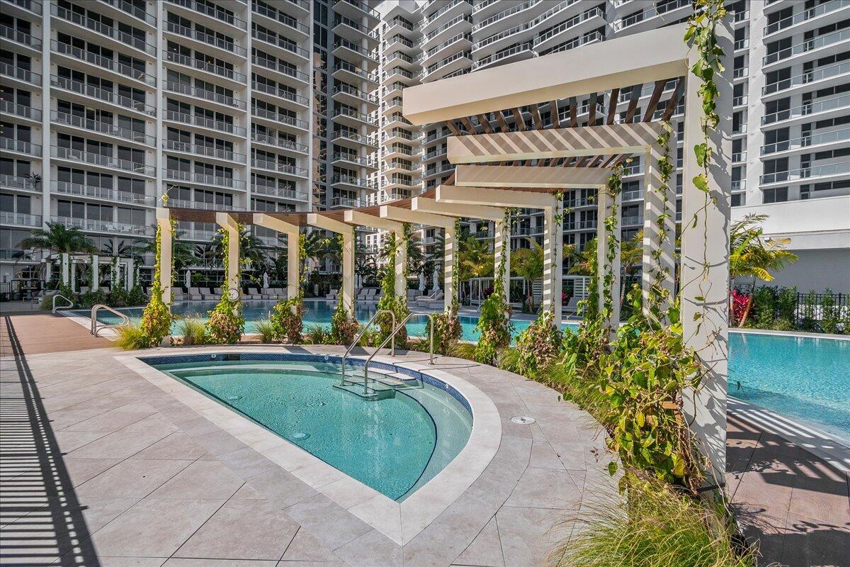NAUTILUS 220 CONDOMINIUM - Residential