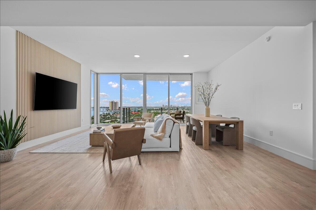 NAUTILUS 220 CONDOMINIUM - Residential
