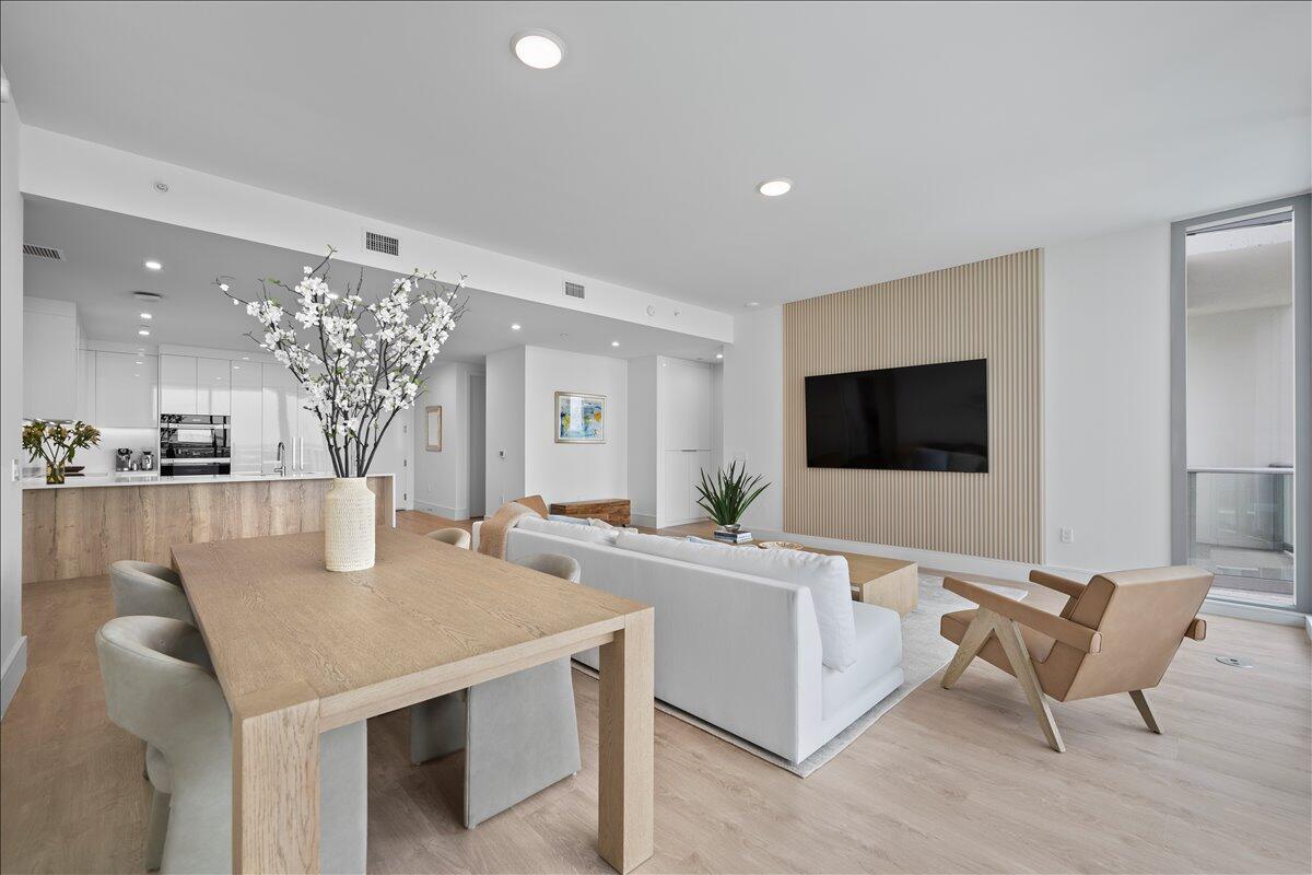 NAUTILUS 220 CONDOMINIUM - Residential