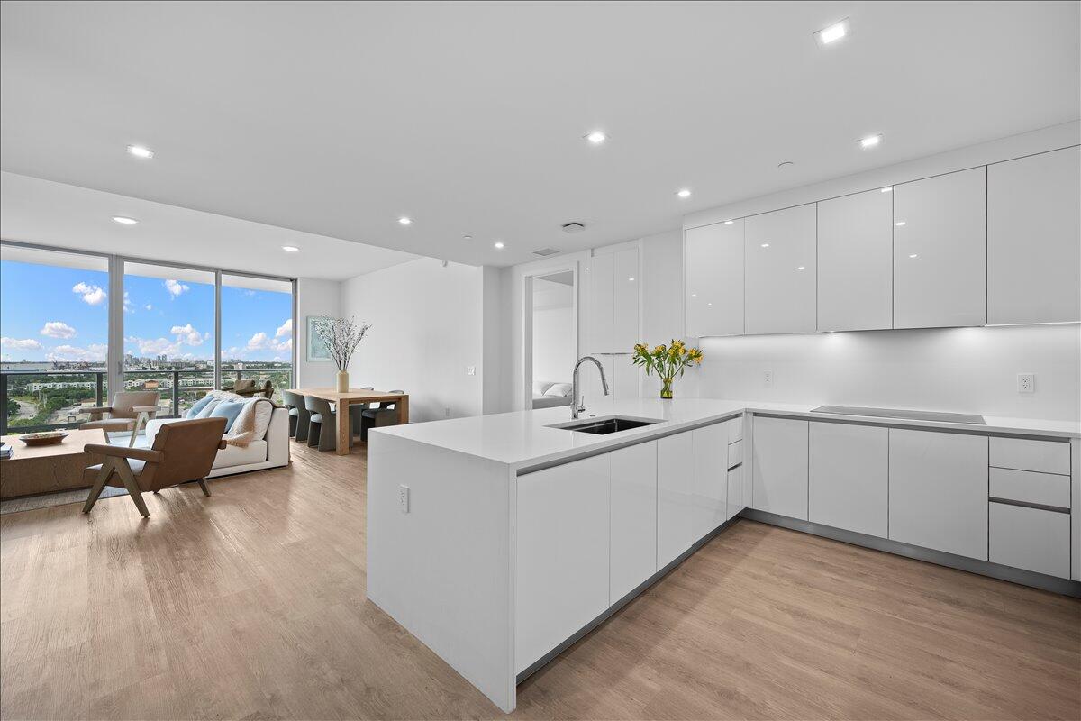 NAUTILUS 220 CONDOMINIUM - Residential