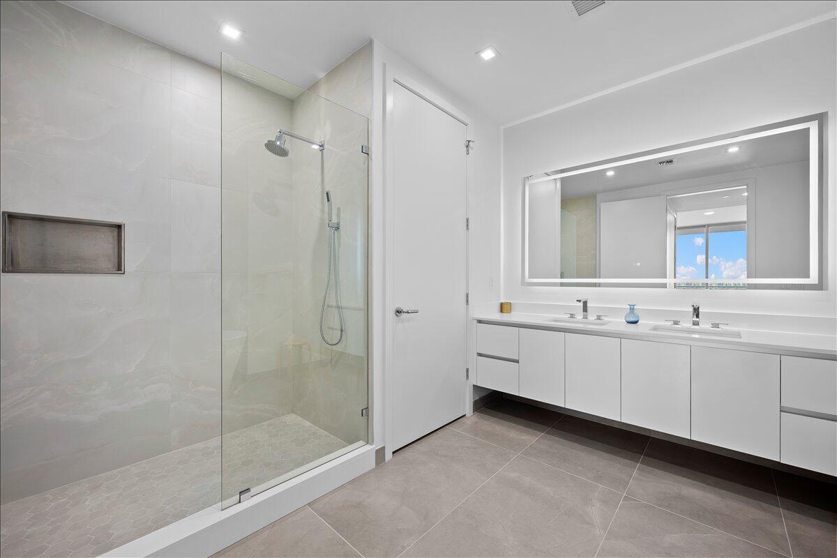NAUTILUS 220 CONDOMINIUM - Residential