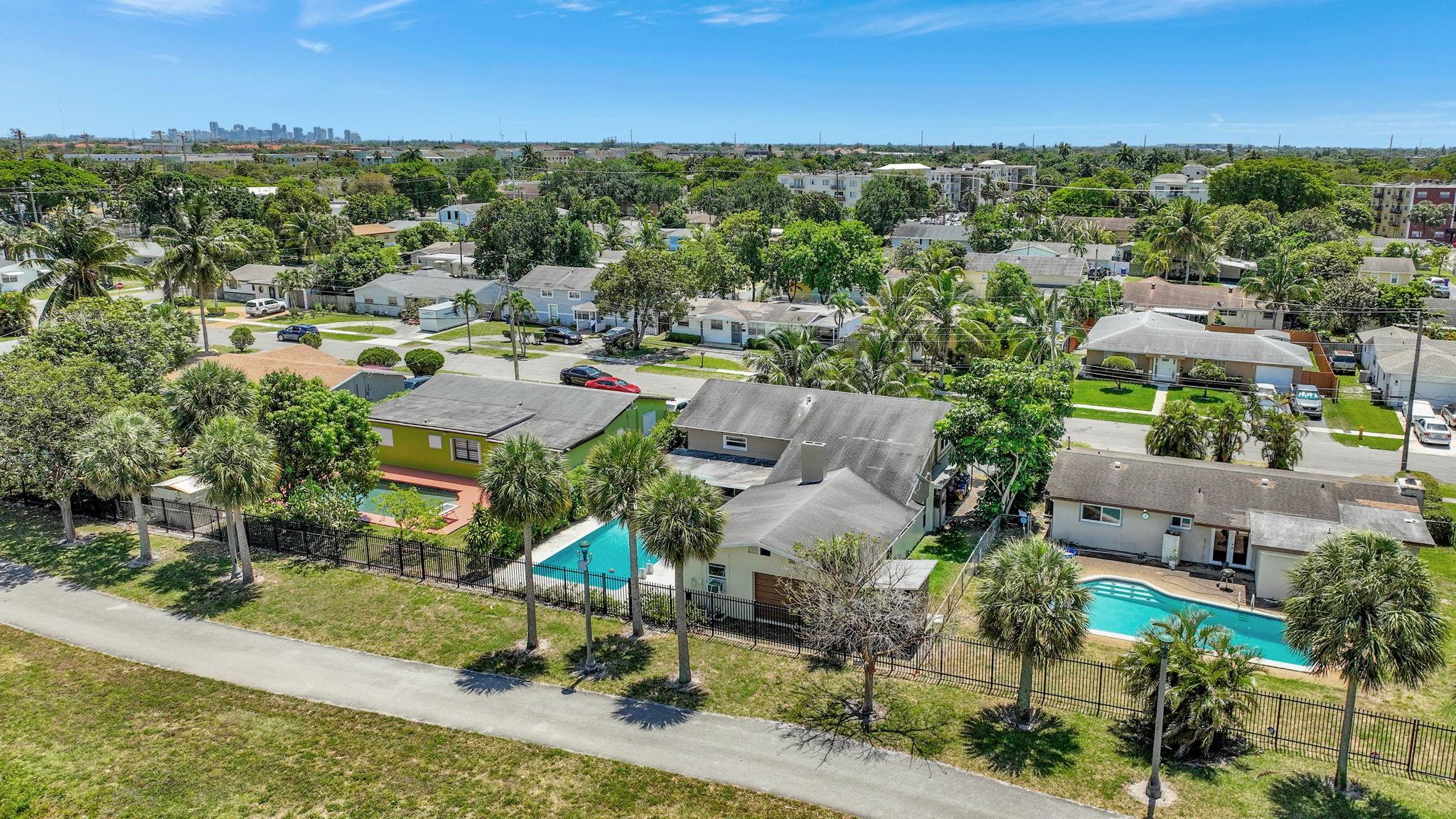 LAUDERDALE LAKES WEST GATE - Residential