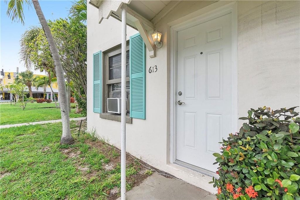 Photo of 613 SE 1st St, Delray Beach, FL 33483 (MLS # F10384166)
