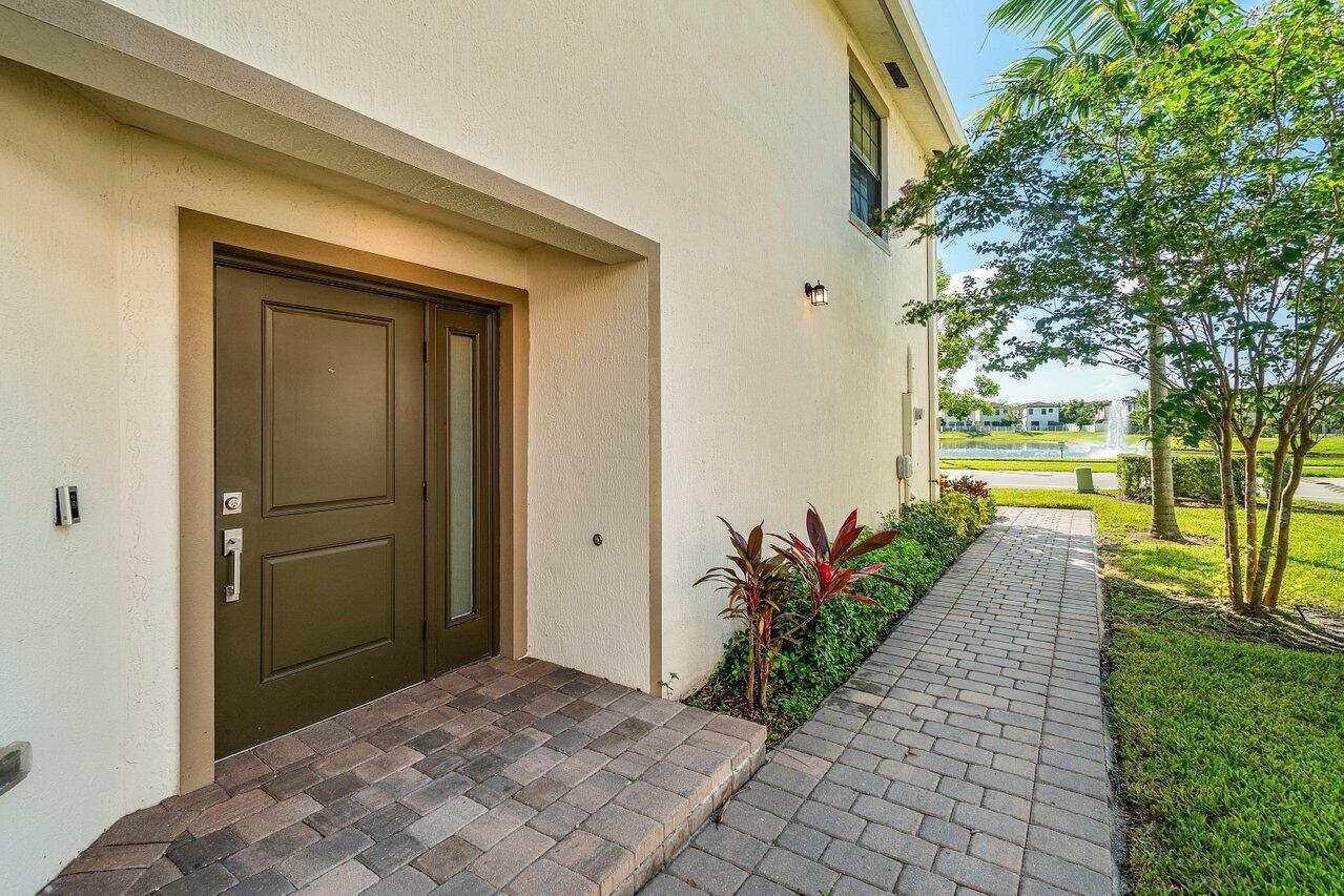 6001 Woods Edge Circle, Riviera Beach, FL, 33410/$425,000 2 6001 Woods Edge Circle