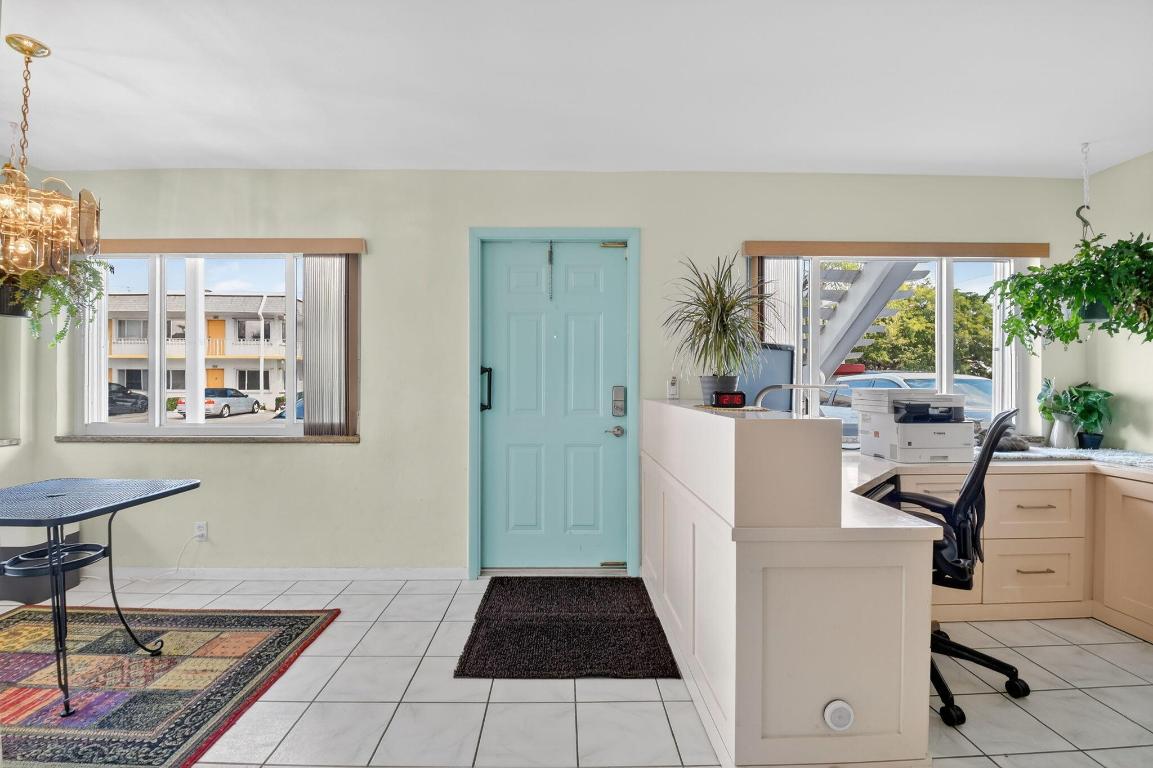 3320 Lake Osborne Drive 102, Lake Worth Beach, FL, 33461/$155,000 4 3320 Lake Osborne Drive 102