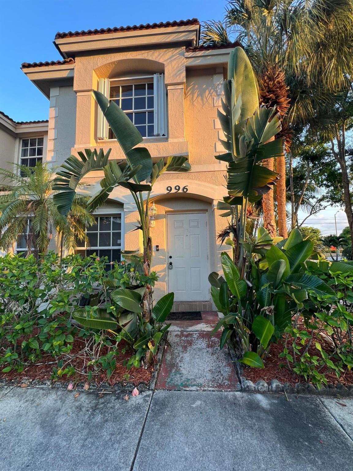 Very Nice newly renovated Town home for rent , Located in a beautiful community with pool and kids park. Close to many shopping and minutes to inter state i-95 . Fence in patio and very nice layout.