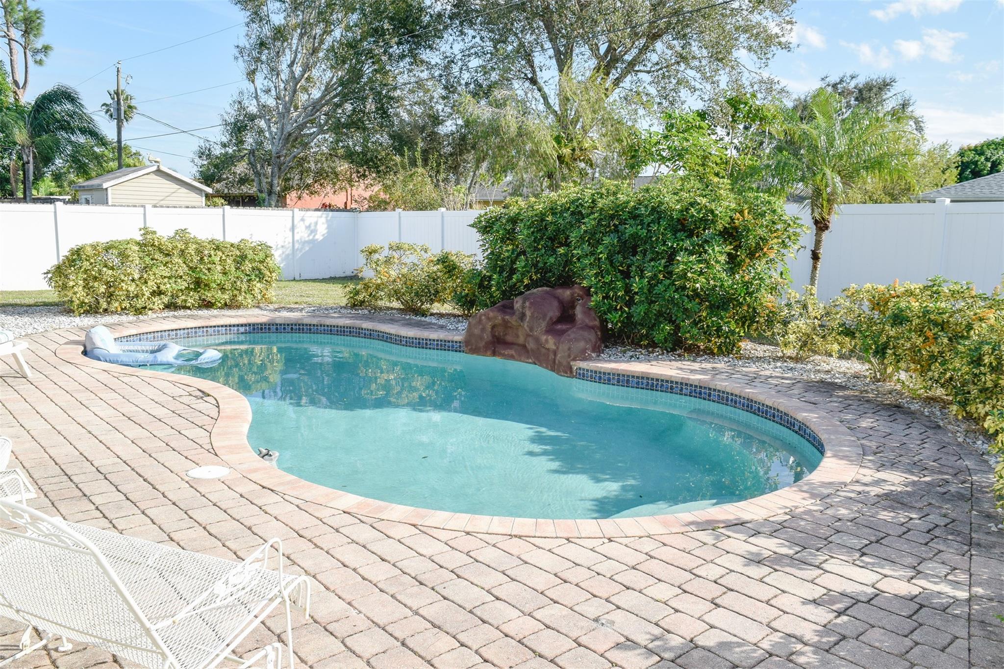 302 NE Greenbrier Ave