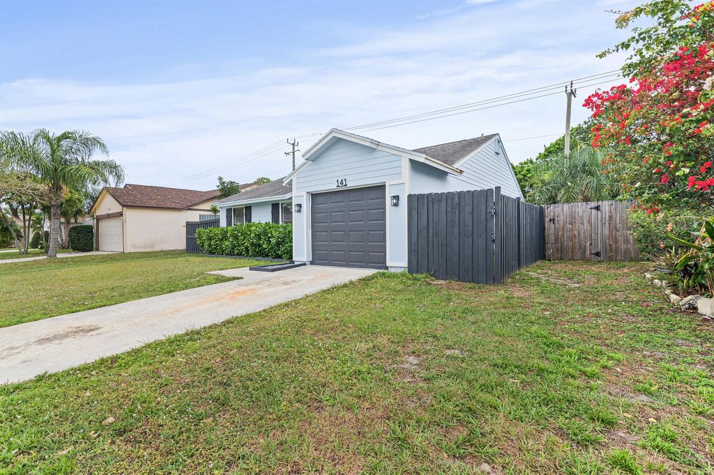 Photo of 141 Rosewood Circle, Jupiter, FL 33458 (MLS # R11066554)