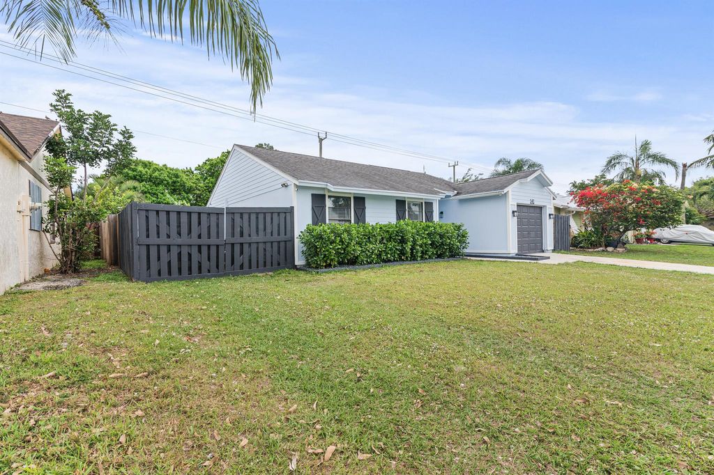 Photo of 141 Rosewood Circle, Jupiter, FL 33458 (MLS # R11066554)