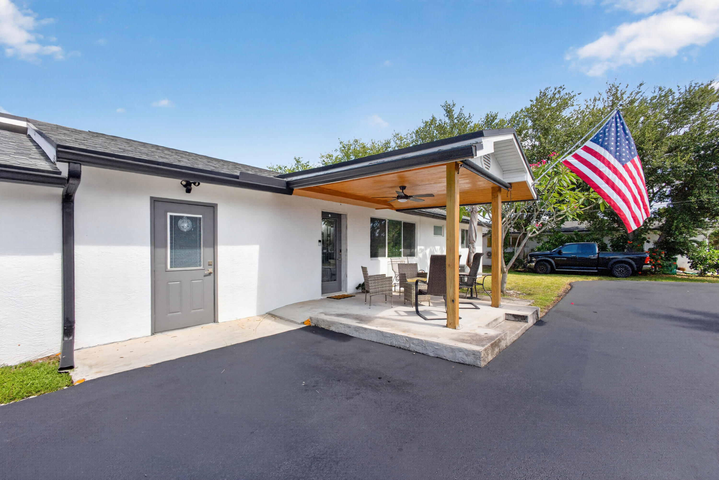 5500 West Place, Mangonia Park, FL, 33407/$649,999 2 5500 West Place