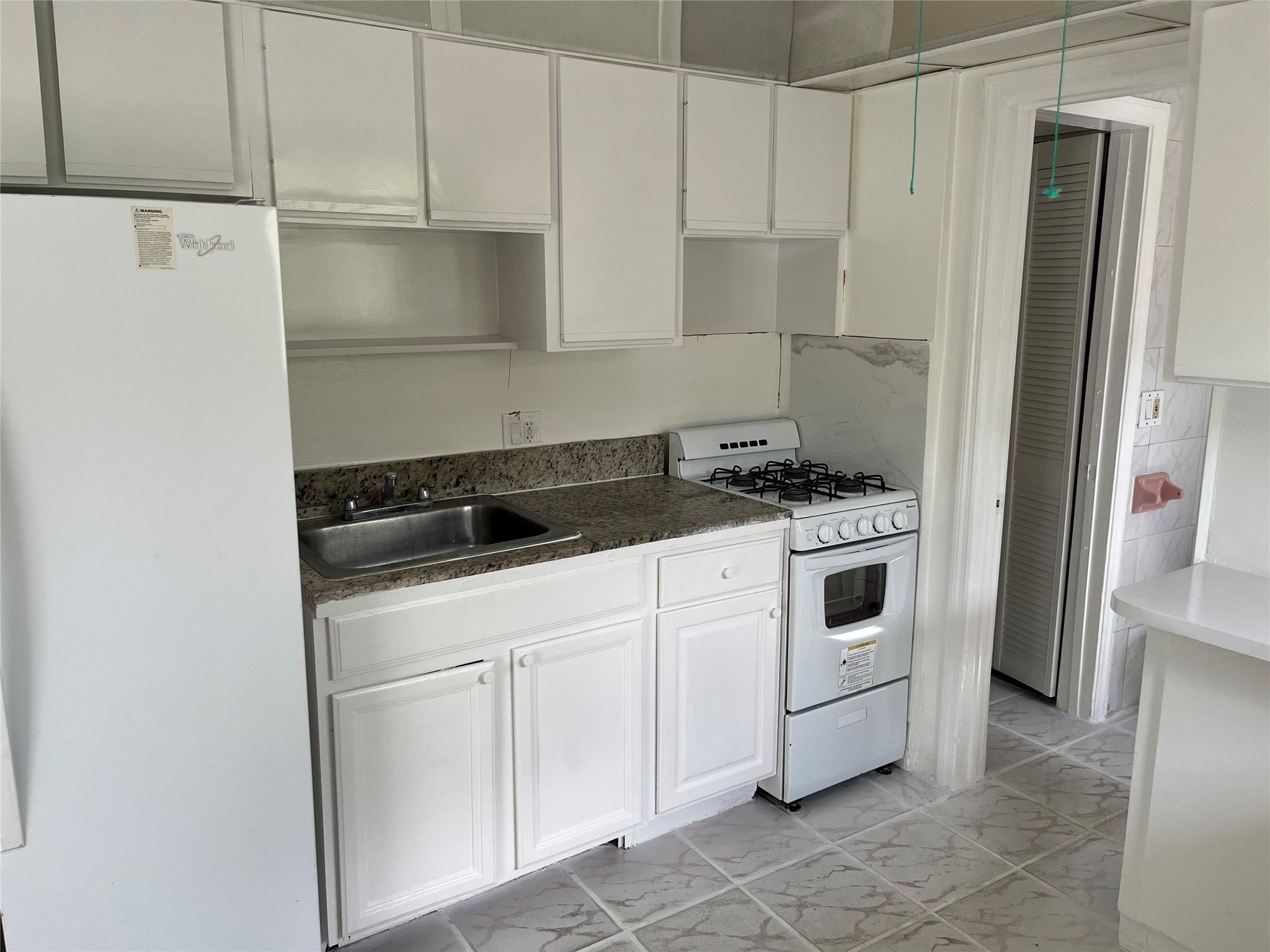 Hollywood 1-21 B - Residential Income