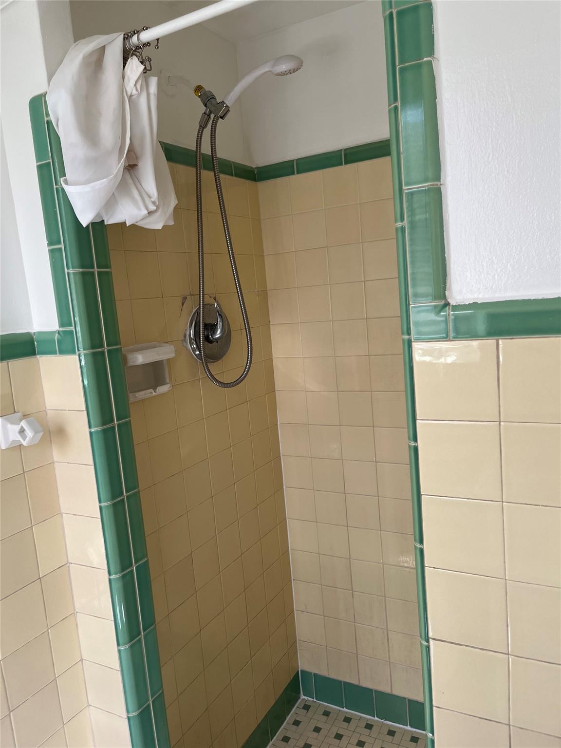 Hollywood 1-21 B - Residential Income