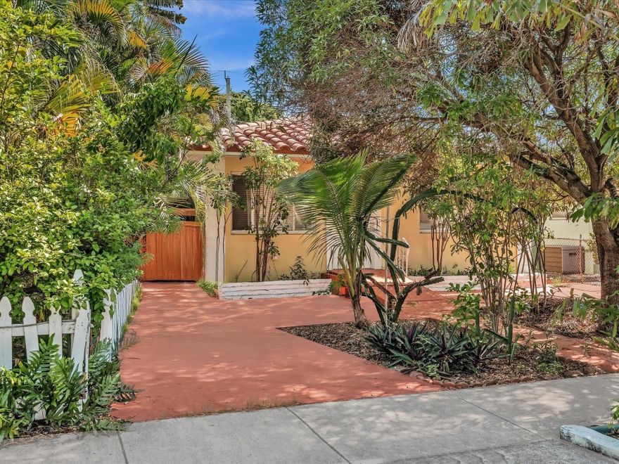 Investor’s dream in prime Hollywood location! Just minutes from the beach and downtown, this multi-family property features 4 efficiencies, with one easily convertible to a 2 bed/1 bath. Parking fits 4 cars in front and 4 in back, plus a large side storage room. Potential rental income of $5,400/month or $64,800/year makes this a rare high-yield opportunity. Or live in one unit and rent out the other 3 efficiencies for extra income. Endless possibilities for long-term tenants or Airbnb in a high-demand area!