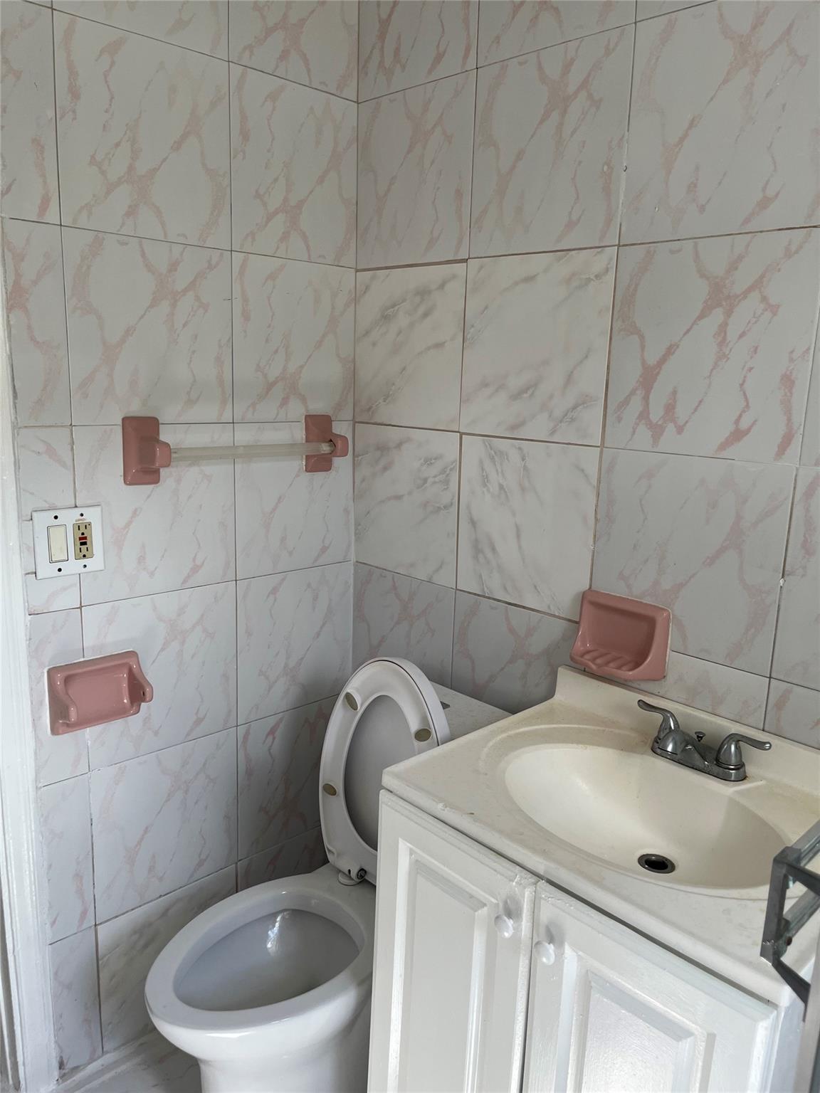 Hollywood 1-21 B - Residential Income