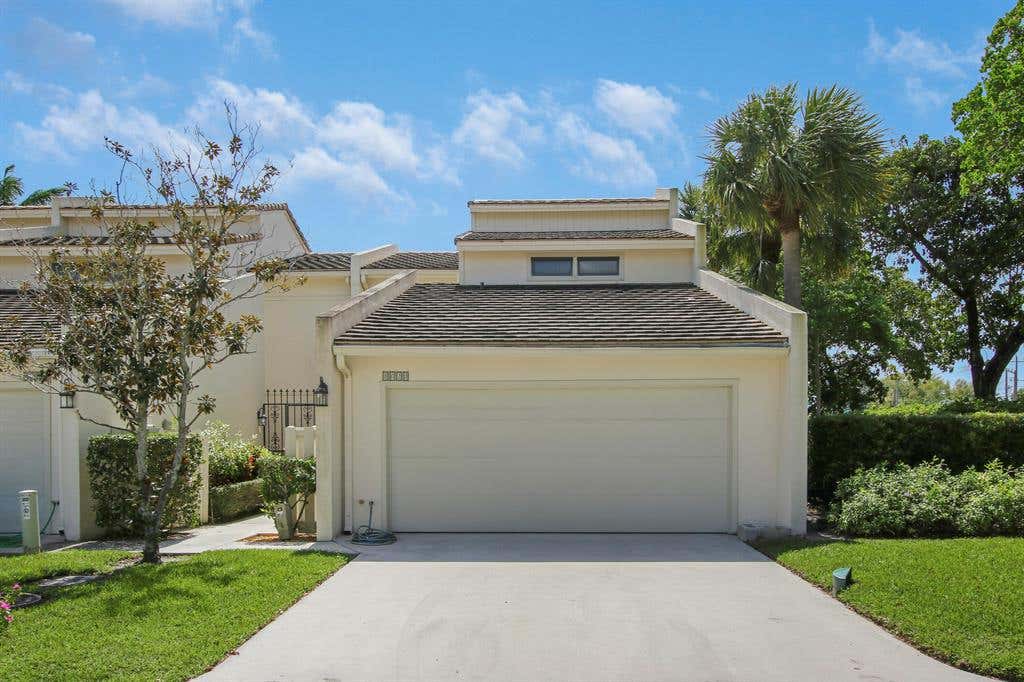 Photo of 8020 Edgemere Lane, Palm Beach Gardens, FL 33410 (MLS # R10699546)