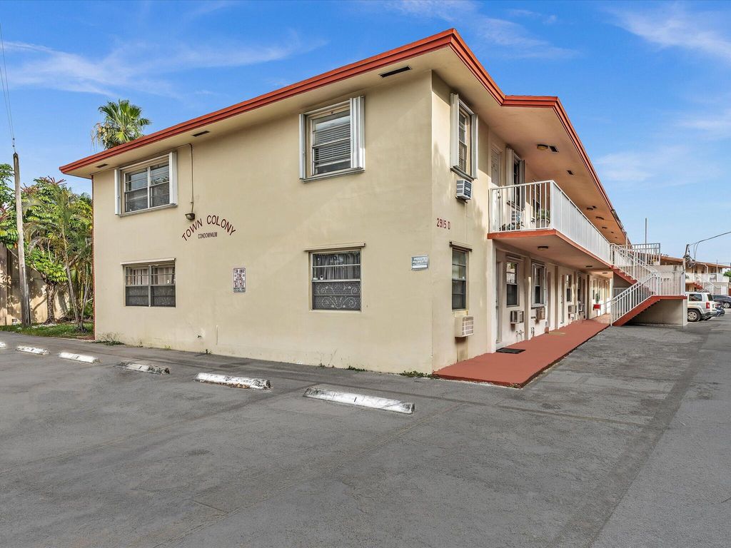 Photo of 2915 Plunkett Street #5d, Hollywood, FL 33020 (MLS # B26029452)