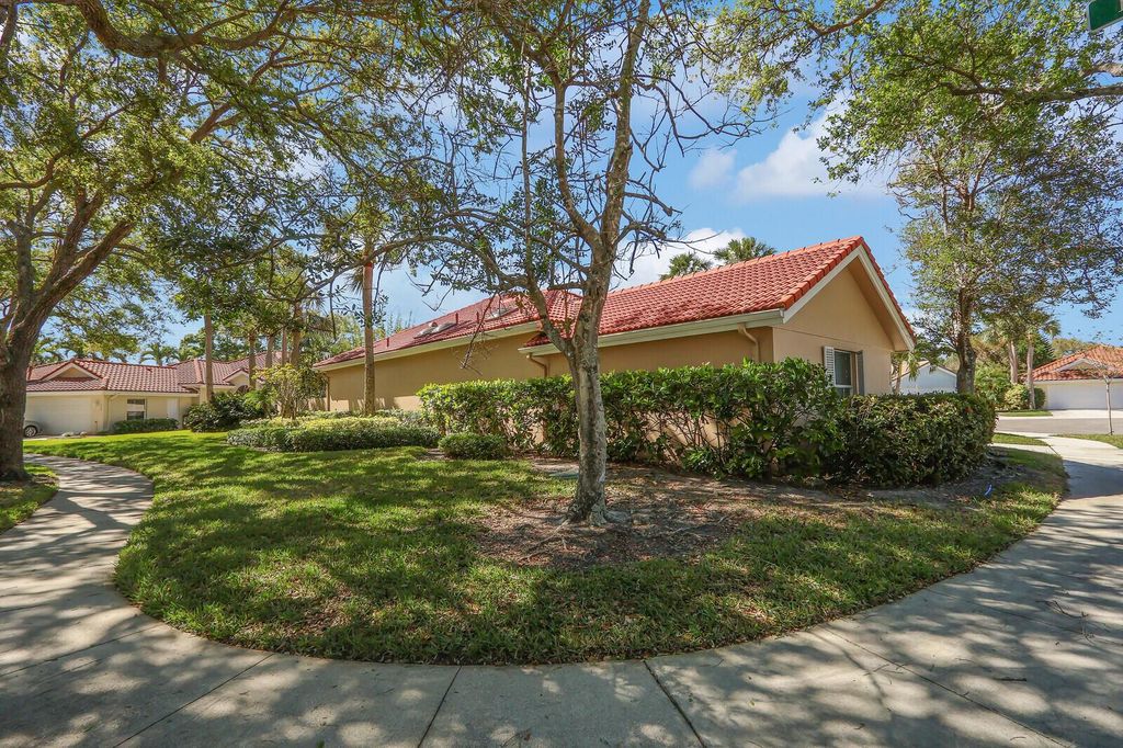 Photo of 216 Hampton Court, Jupiter, FL 33458 (MLS # R11070621)