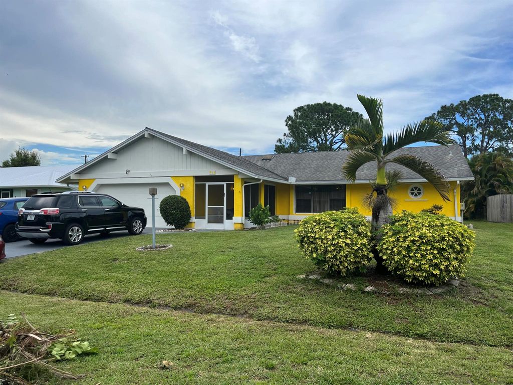 Photo of 813 SE Sweetbay Avenue, Port St Lucie, FL 34983 (MLS # R10894658)