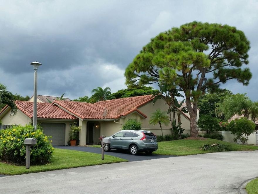 Great house on quiet cul-de-sac. Minutes to downtown Delray Beach,shopping,movie theatres,restaurants parks.Ten minutes to the beach.This Gated Lake Community offers 2 pools,jacuzzi,tennis courts,basket-ball.Pets Allowed! Ten minutes from the beach. All ages. Charming Mediterranean home. Seller motivated.