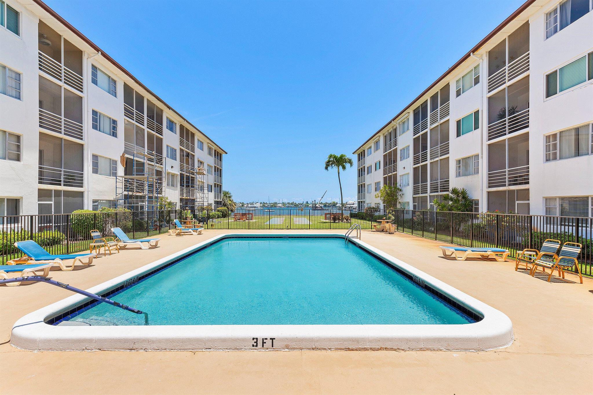 REGENCY SURF & RACQUET CL - Residential Lease