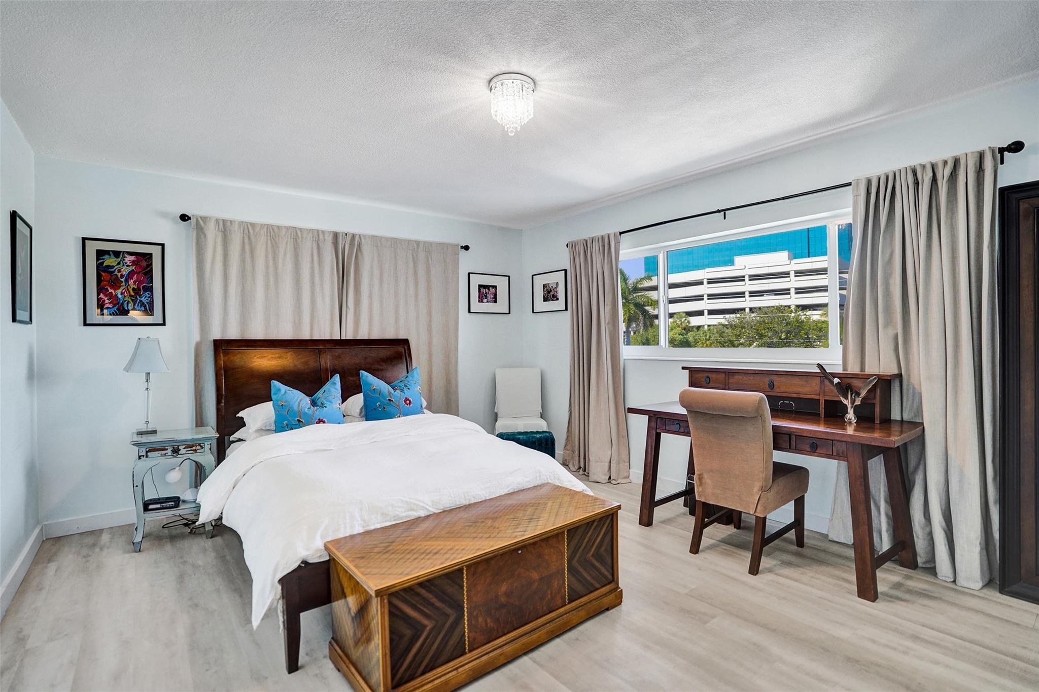 COUNTRY CLUB MANOR - Residential