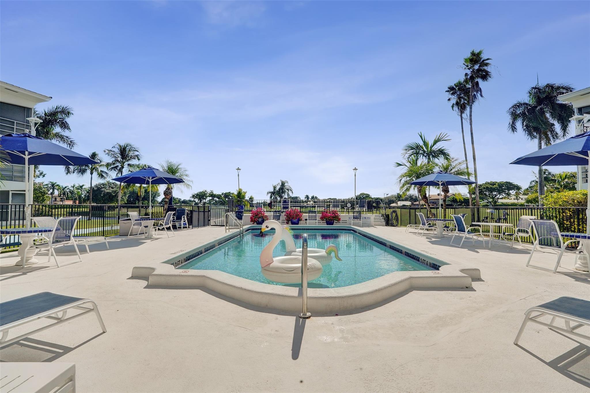 COUNTRY CLUB MANOR - Residential