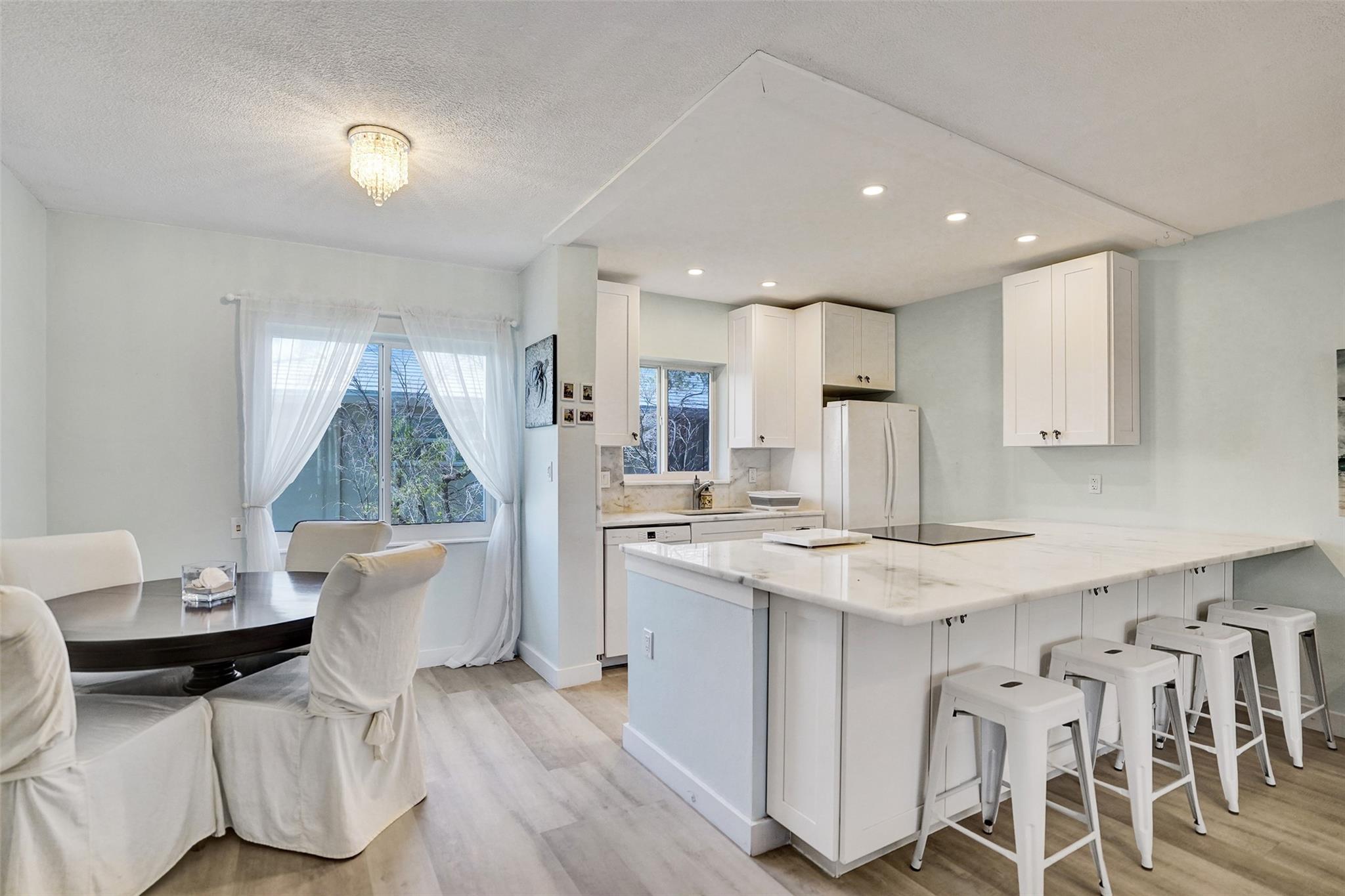 COUNTRY CLUB MANOR - Residential