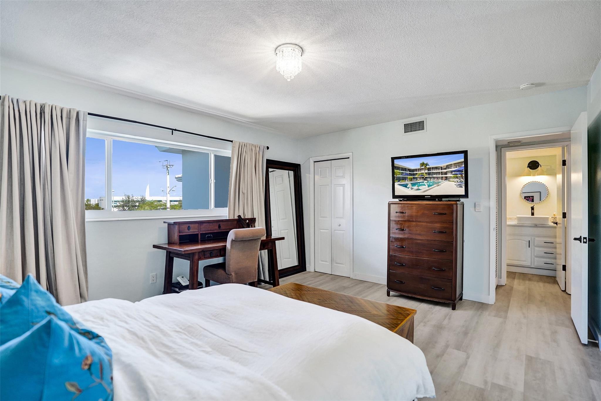 COUNTRY CLUB MANOR - Residential