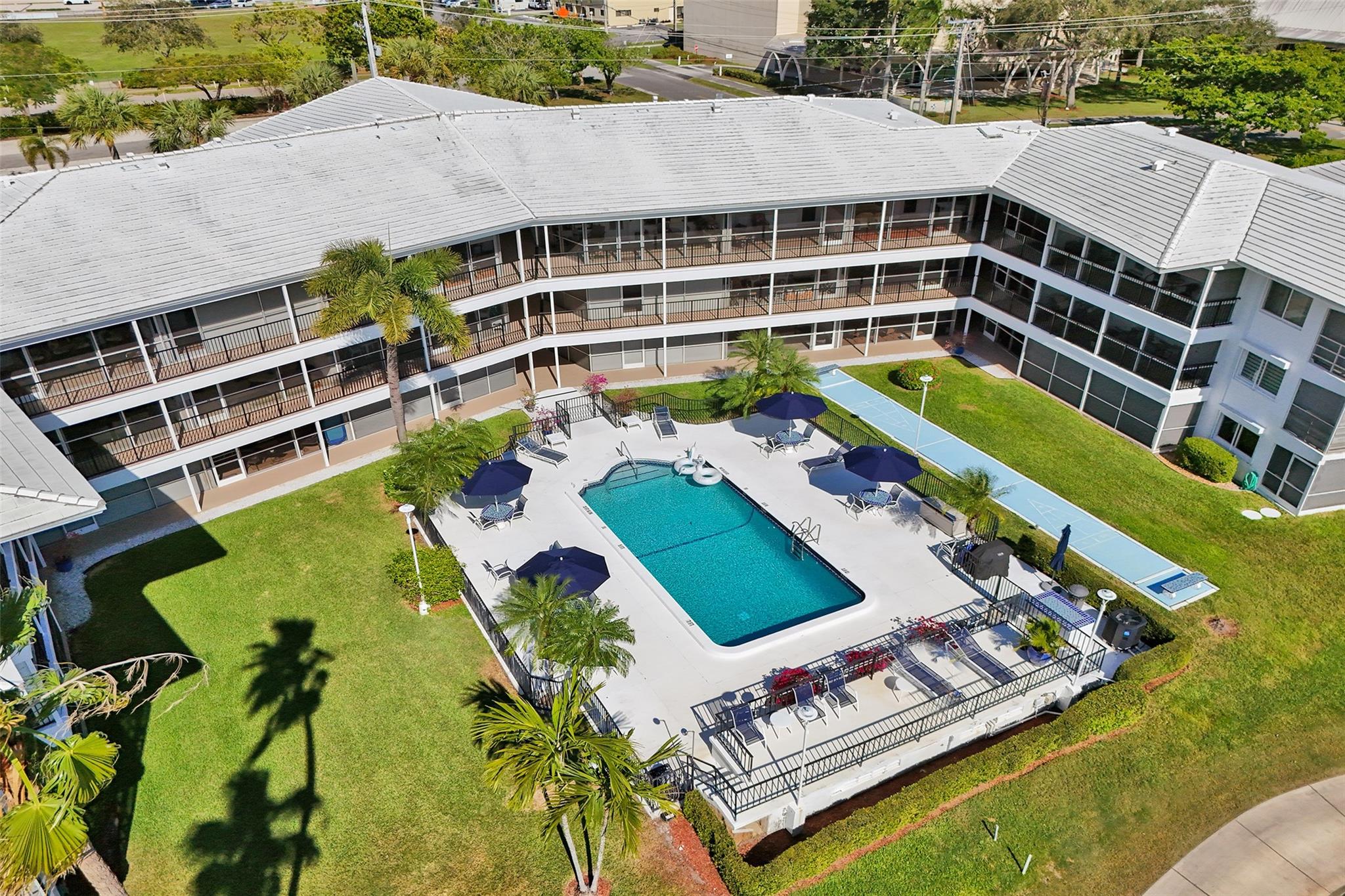 COUNTRY CLUB MANOR - Residential